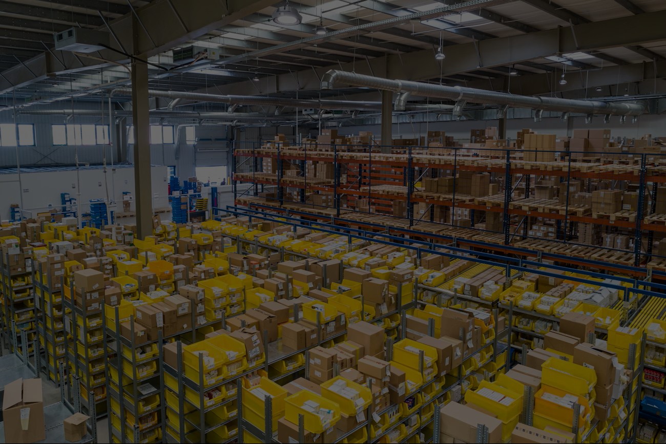 Vue d'un entrepôt moderne gérant la logistique promotionnelle pour un réseau de franchises.